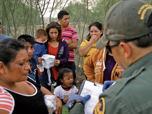 Mujeres son detenidas al cruzar la frontera sur de EE. UU. con sus hijos. (Foto Prensa Libre: Hemeroteca PL)