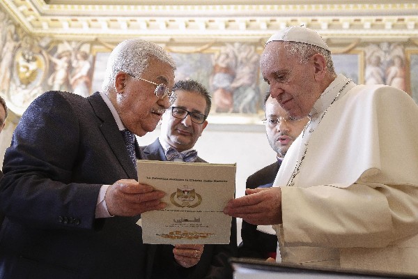 El Papa(d) intercambia regalos con el presidente palestino Mahmud Abás. (EFE).
