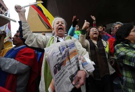 Unos ecuatorianos apoyan al presidente durante una casación por su demanda contra el diario El Universo. (Foto Prensa Libre: AFP)