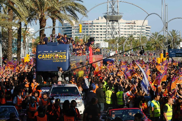 Miles de aficionados celebraron el título del Barcelona en la Liga española. (Foto Prensa Libre: AFP)