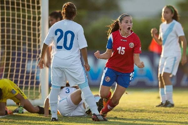 Nicole Araya celebra su anotación ante Guatemala. (Foto Prensa Libre: cortesía CONCACAF)