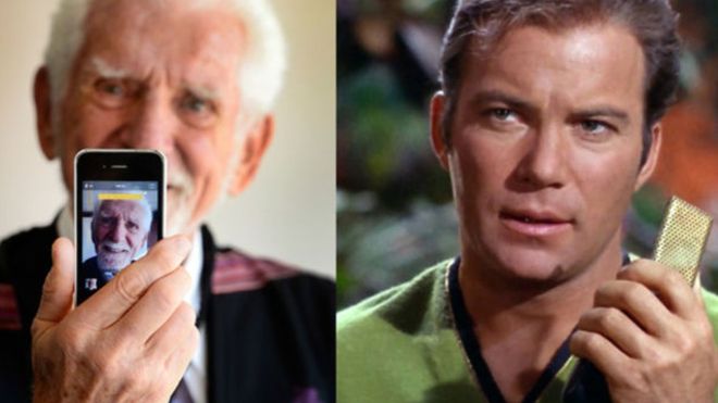 Martin Cooper (izda), inventor del teléfono móvil y el capitán Kirk (dcha) mostrando su comunicador. (GETTY IMAGES).