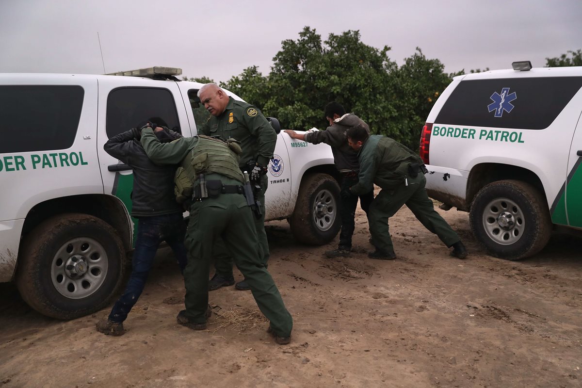 Efectivos de la Patrulla Fronteriza de EE. UU. detiene a inmigrantes indocumentados centroamericanos. (Foto Prensa Libre:AFP).