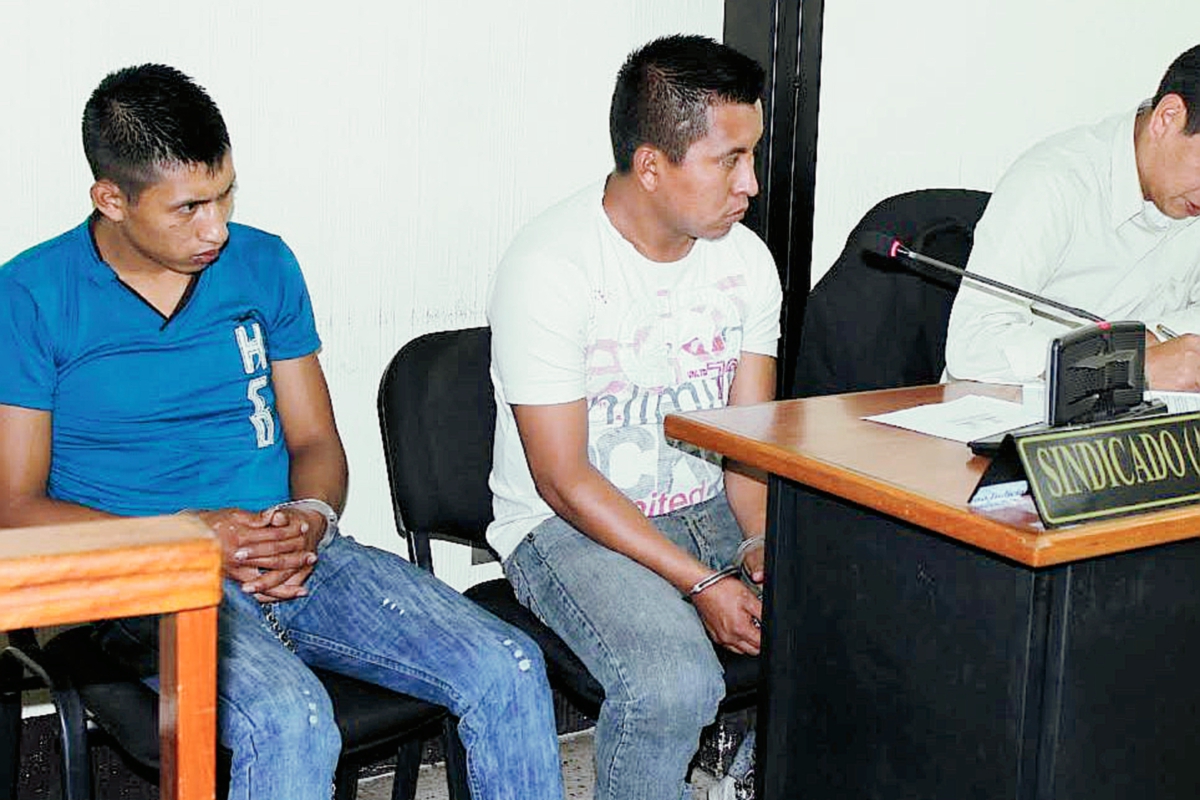 Los agentes de la PNC Carlos Rufino Adonai Martínez Pu y Juan Elías Torres Pérez  fueron ligados a proceso por laborar supuestamente en estado de ebriedad. (Foto Prensa Libre: Óscar Figueroa)