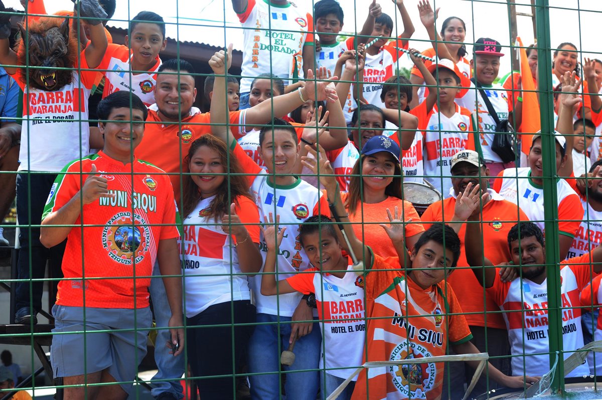 Siquinalá vive una fiesta en la octava jornada con la visita del campeón Municipal. (Foto Prensa Libre: Edwin Fajardo)