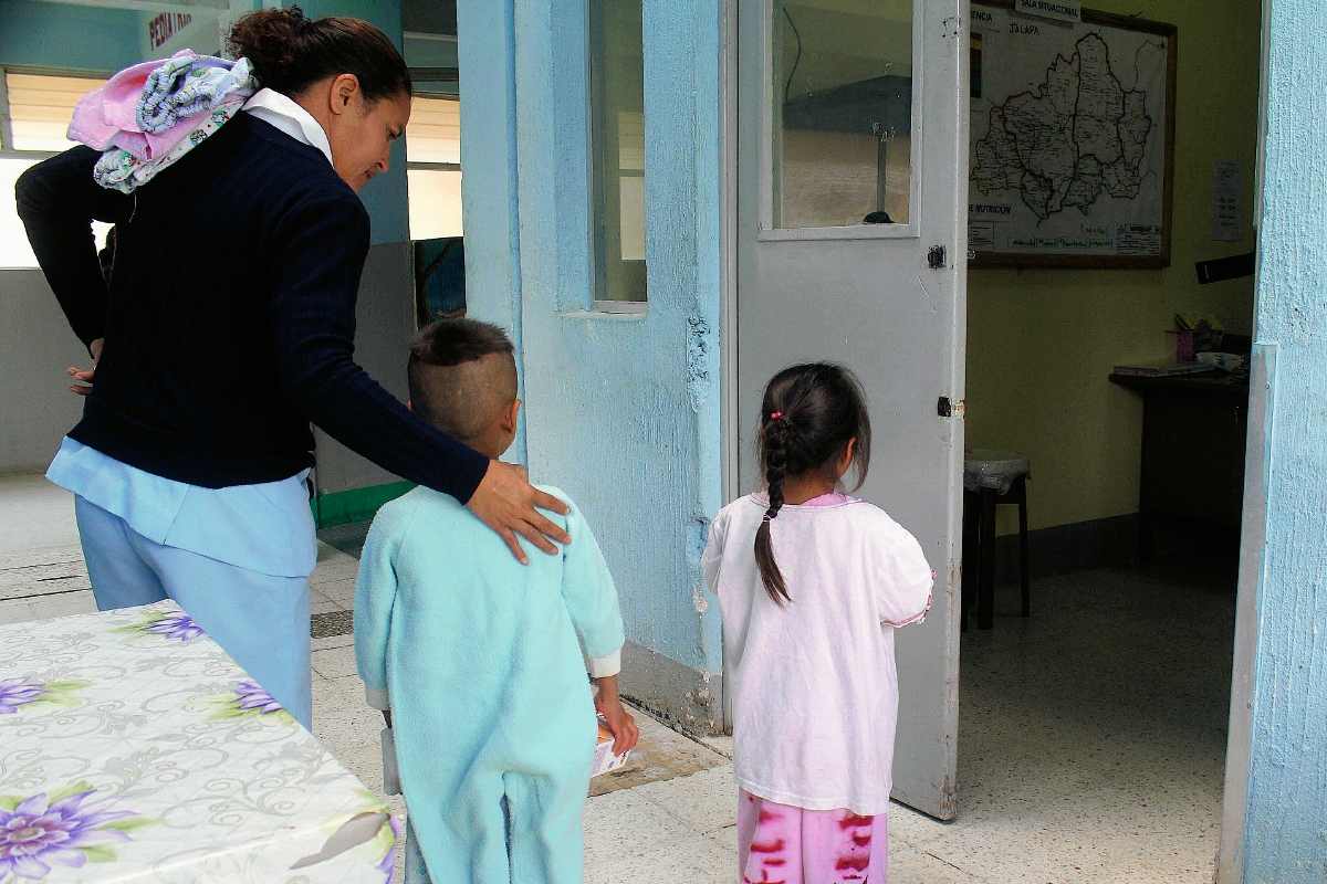 Dos de los niños rescatados en Jalapa, que fueron llevados al Hospital Nacional local para su recuperación. (Foto Prensa Libre: Hugo Oliva)