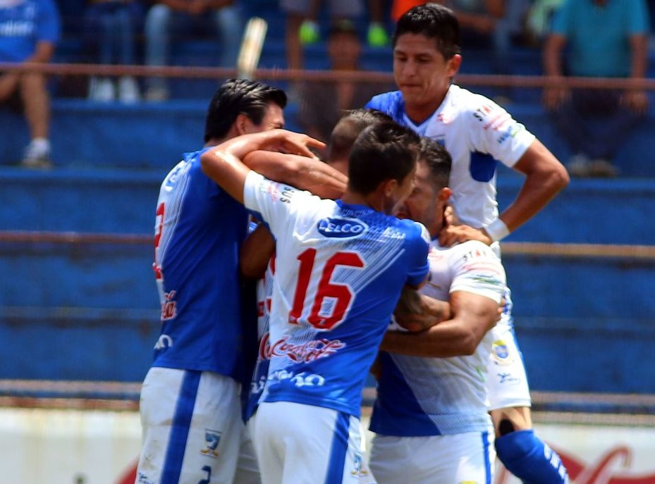 Los jugadores de Suchitepéquez festejan la primera anotación de Marcos Godoy. (Foto Prensa Libre: Rolando Miranda)