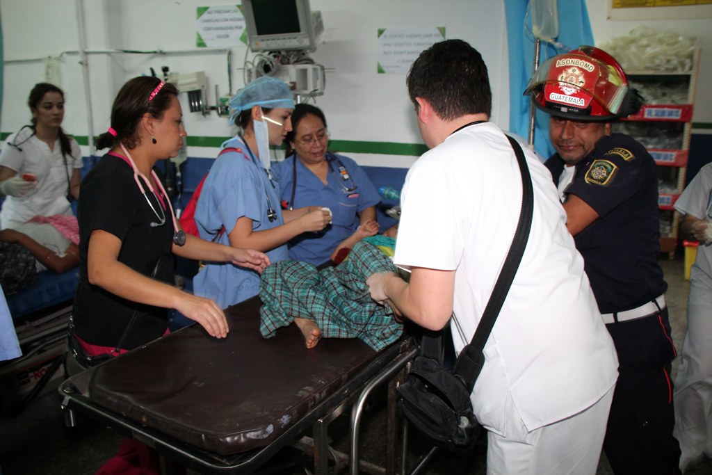Personal médico del Hospital Regional de Cobán atiende a uno de los heridos en el accidente de bus. (Foto Prensa Libre: Eduardo Sam).