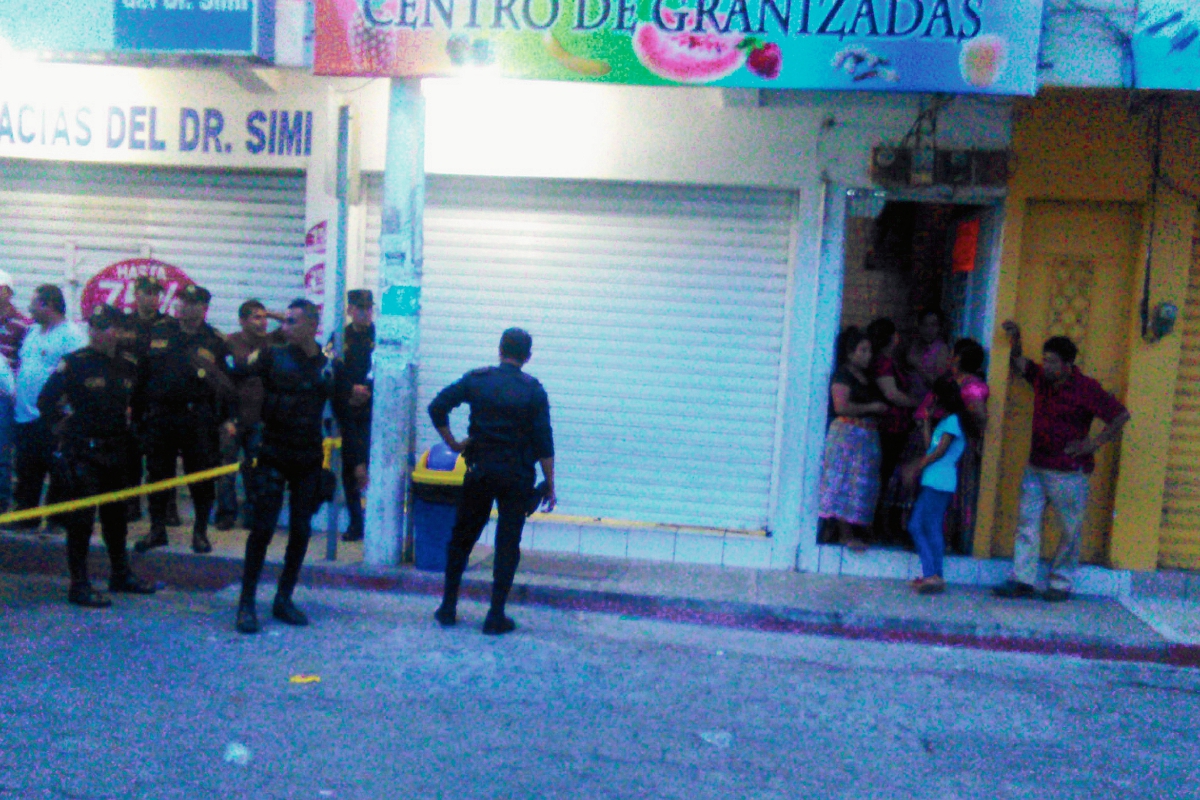 Agentes de  la PNC acordonan el área donde un empresario zacapaneco murió a balazos en la zona 1 de la cabecera de Chiquimula. (Foto Prensa Libre: Edwin Paxtor)
