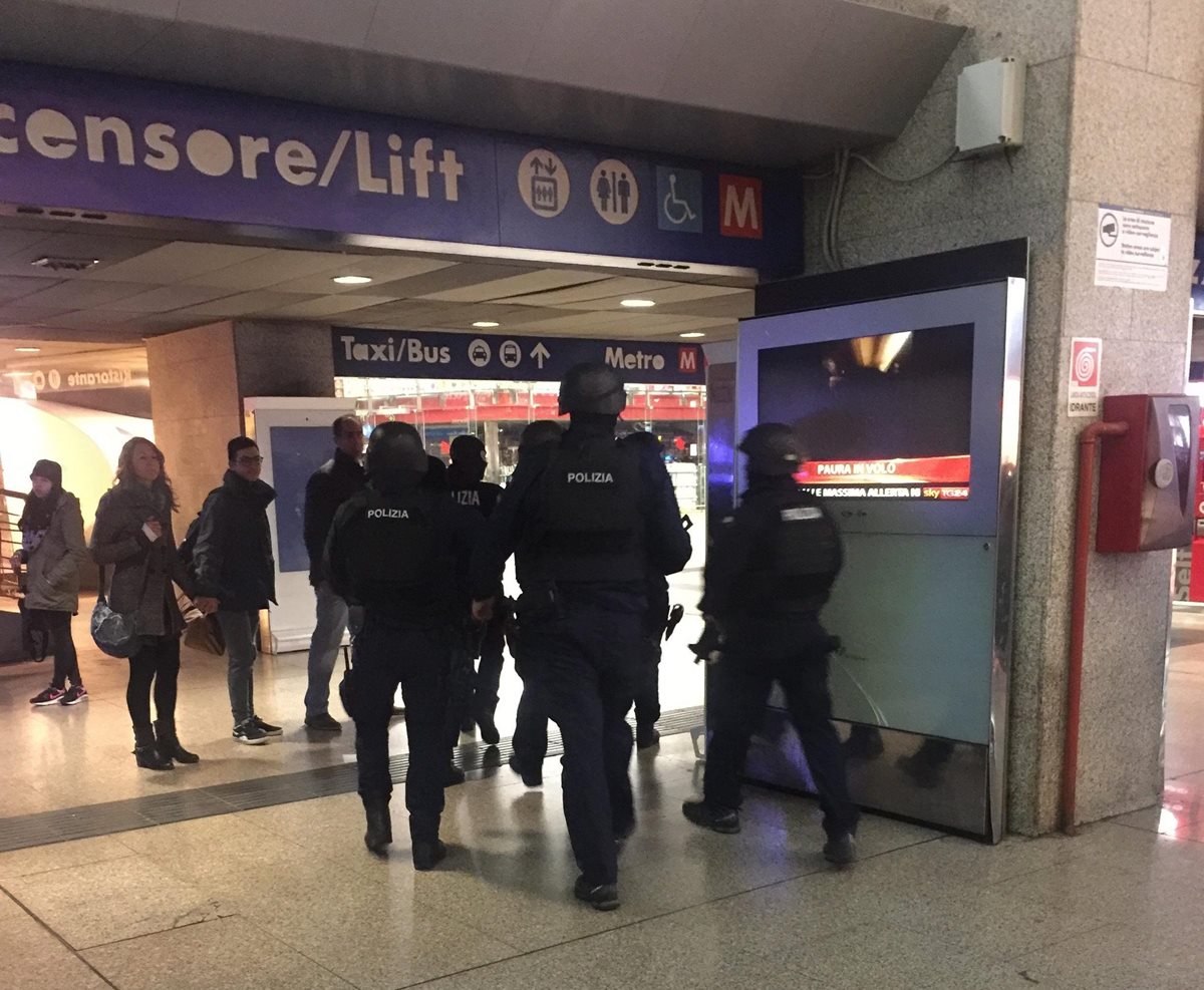 La estación central de trenes de Roma, Termini, fue evacuada el lunes.(Foto Prensa Libre: EFE).