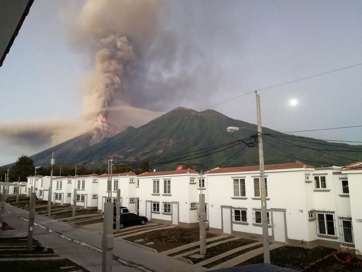 El humo y la ceniza expulsada por el Volcán de Fuego pintó de naranja el cielo de los guatemaltecos. (Foto Prensa Libre: Maira López)