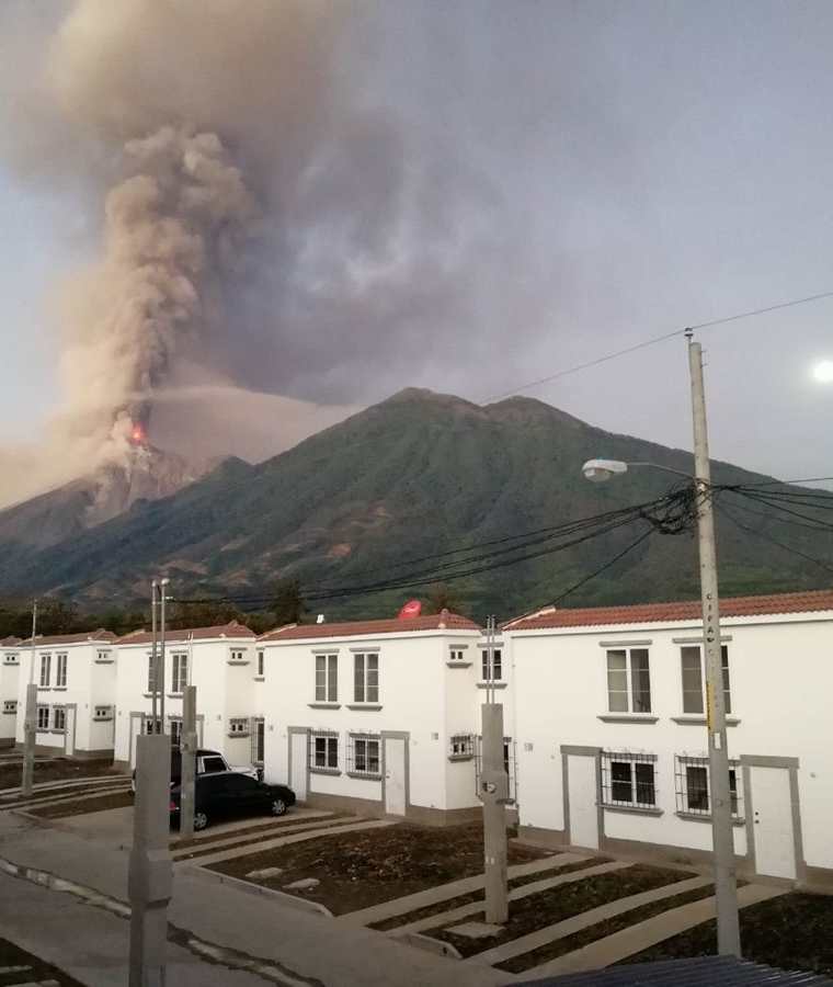 El humo y la ceniza expulsada por el Volcán de Fuego pintó de naranja el cielo de los guatemaltecos. (Foto Prensa Libre: Maira López)