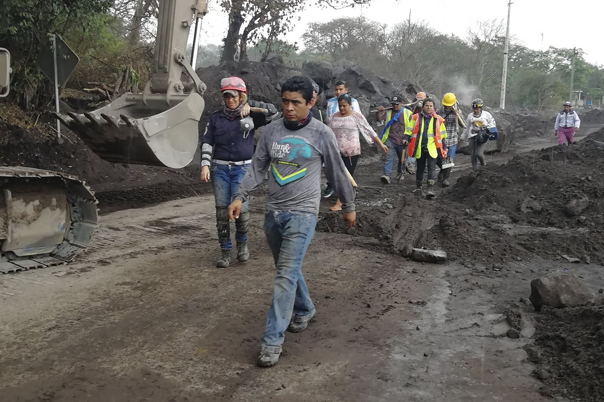 Damnificados y un grupo de rescatistas continuaron con la búsqueda de cuerpos. Se resisten a dejar a sus parientes en el olvido. (Foto Prensa Libre: Enrique Paredes).