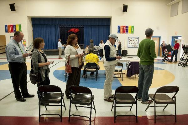 Los estadounidenses emiten su voto en un gimnasio de Charlotte, North Carolina. (Foto Prensa Libre/ AP)