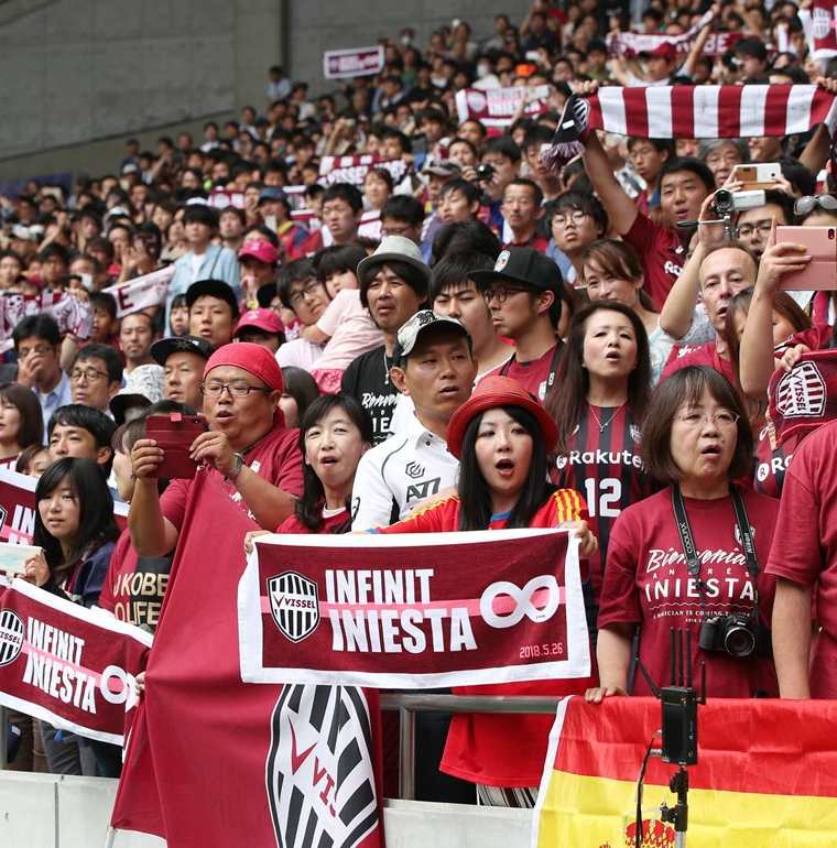 Más de ocho mil seguidores asistieron al Noevir Stadium en Kobe, Japón para recibir a Iniesta. (Foto Prensa Libre: EFE)