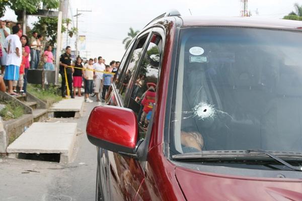 Cuerpo de la universitaria Anabela Osorio Zacarías, con tres meses de gestación, se encuentra dentro del vehículo en que viajaba, en Puerto Barrios, Izabal. (Foto Prensa Libre: Edwin Perdomo) 