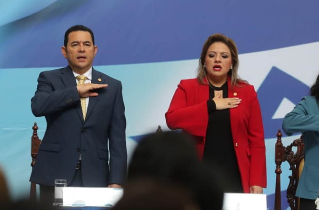 Presidente Jimmy Morales y la canciller Sandra Jovel, en un acto oficial en el Palacio Nacional de la Cultura. (Foto Prensa Libre: Érick Ávila)