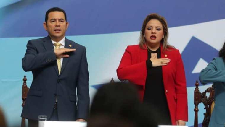 Presidente Jimmy Morales y la canciller Sandra Jovel, en un acto oficial en el Palacio Nacional de la Cultura. (Foto Prensa Libre: Érick Ávila)