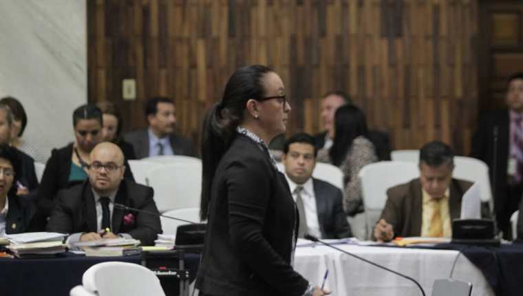 Judith Ruiz ofrece su primera declaración en la Sala de Vistas de la CSJ. (Foto Prensa Libre: Edwin Bercián)