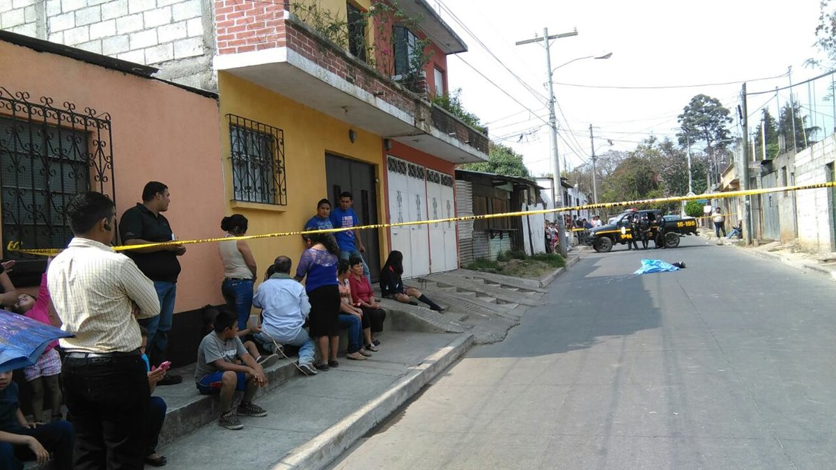 Un joven murió baleado en la zona 10 de Mixco. (Foto Prensa Libre: Estuardo Paredes)