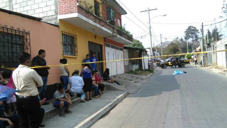 Un joven murió baleado en la zona 10 de Mixco. (Foto Prensa Libre: Estuardo Paredes)