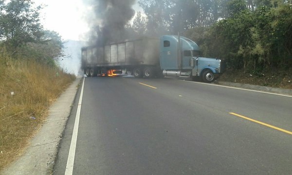 Tráiler obstruye paso de vehículos en ruta a El Salvador. (Foto Prensa Libre: Óscar González)