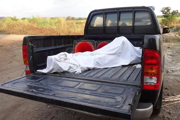 El cadáver de Francisco Panjoj Yoxom, de 25 años, es llevado en un autopatrulla a la morgue de Tiquisate, Escuintla. (Foto Prensa Libre: Omar Méndez)<strong></strong>