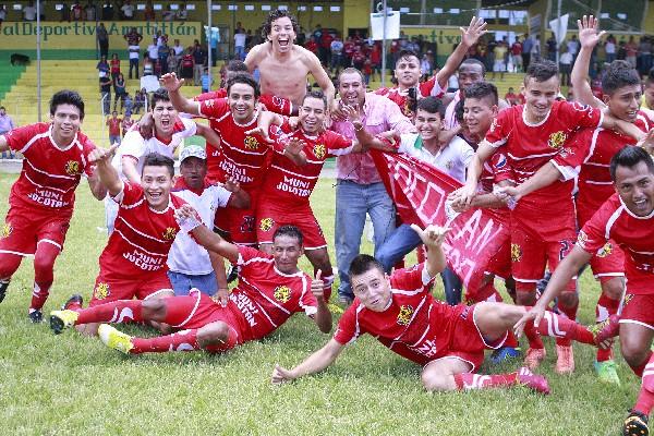 Los jugadores de Jocotán festejaron el ascenso a Primera División, tras 12 años de espera. (Foto Prensa Libre: Jesús Cuque)