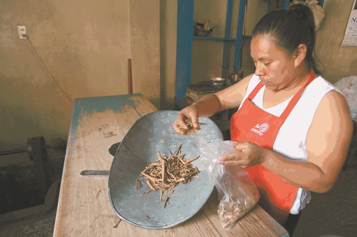 El cacao se mezcla con rajas de canela.  (Foto: Hemeroteca PL)
