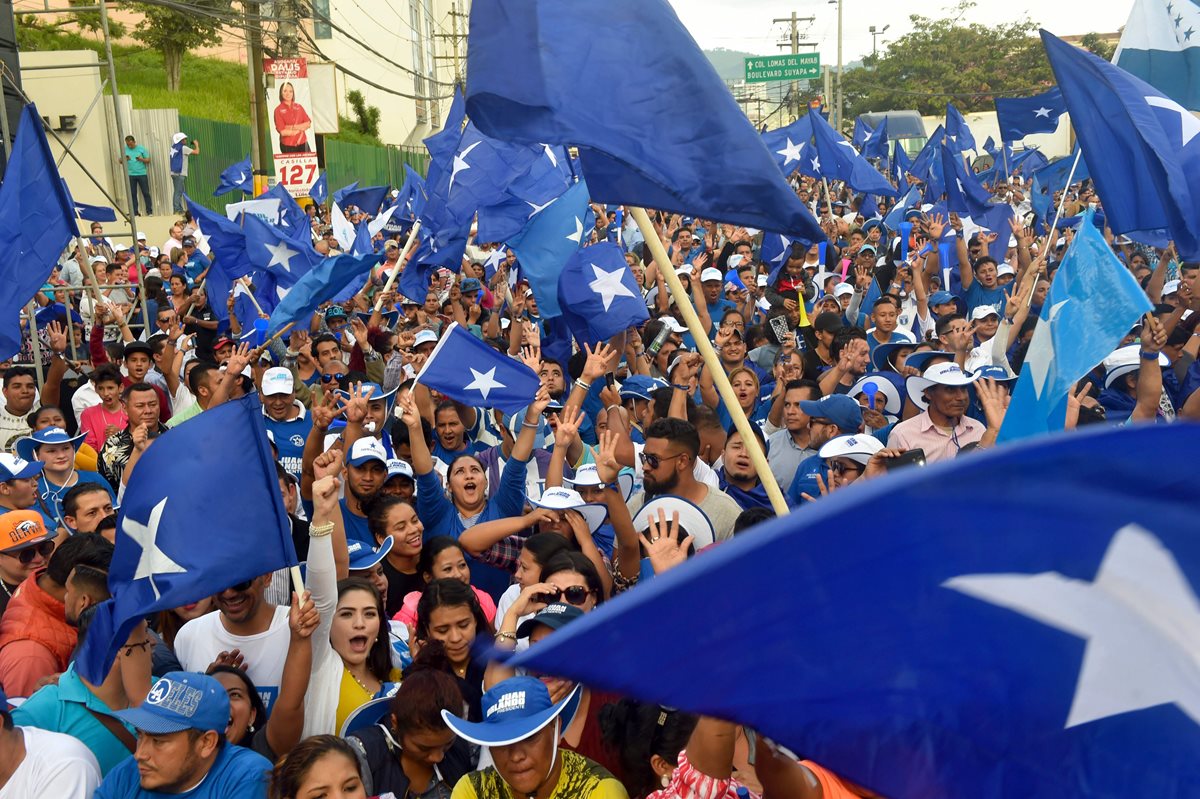 Simpatizantes del mandatario Juan Orlando Hernández salen a las calles a celebrar anticipadamente los resultados de los comicios. (Foto Prensa Libre: AFP)