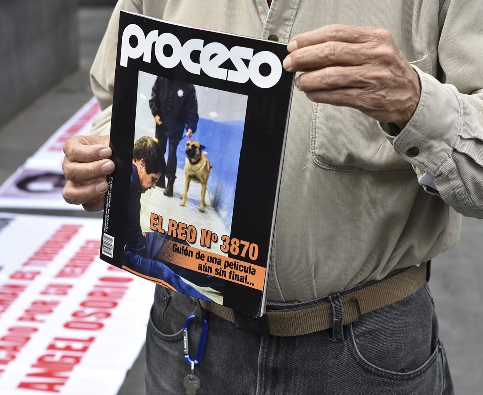 Uno de los abogados del Chapo Guzmán muestra una revista en la cual se publicó un reportaje del capo. (Foto Prensa Libre: AFP).