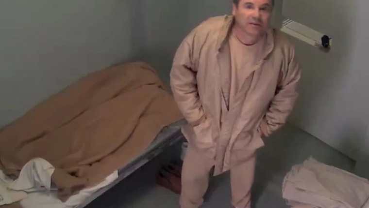 Un video revela qué estaba haciendo el Chapo Guzmán en su celda en EE. UU. (Foto Prensa Libre:AFP).