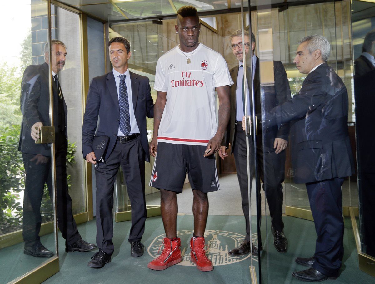 Balotelli fue captado luego de realizar las pruebas médicas con el Milán. (Foto Prensa Libre: AP)