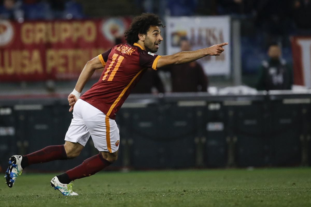 El Liverpool ha oficializado el fichaje para las próximas cinco temporadas, del extremo internacional egipcio, Mohamed Salah. (Foto Prensa Libre: AFP)