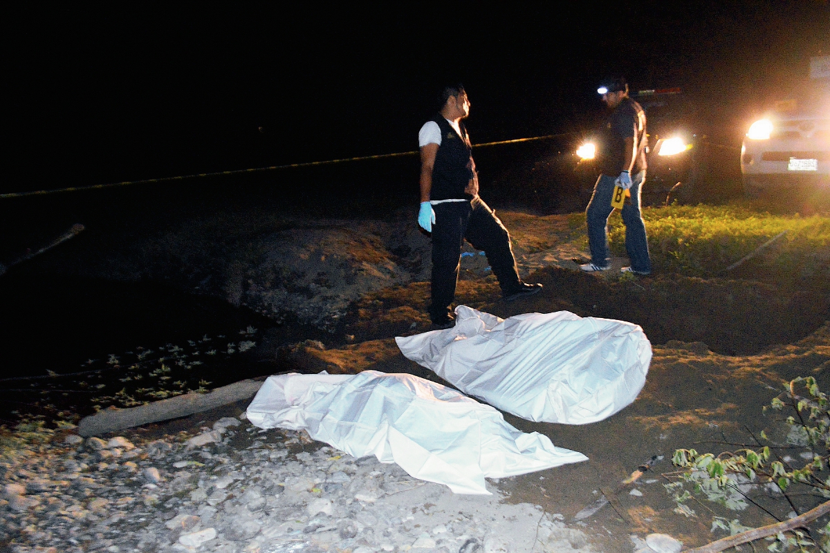 Autoridades investigan  la muerte de los dos hombres en Los Amates, Izabal. (Foto Prensa Libre: Edwin Perdomo)
