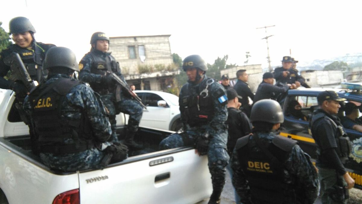 En la captura del pandillero participaron decenas de agentes de la Policía Nacional Civil. (Foto Prensa Libre: Érick Ávila)