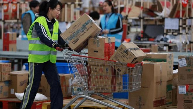 Los bots constantemente buscan productos que se pueden volver a cotizar en internet, por lo que el ciclo puede continuar una vez se repone el inventario. (GETTY IMAGES).