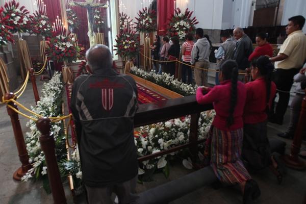 Feligreses veneran imagen en la Catedral. (Foto Prensa Libre: Erick Ávila)
