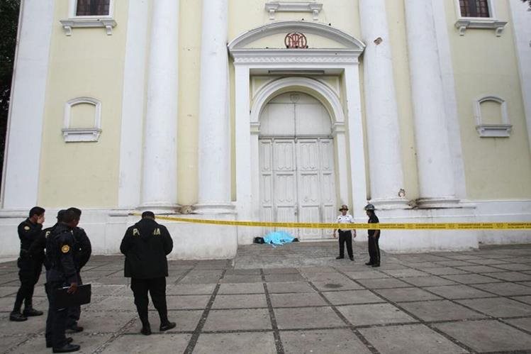 El cuerpo de un hombre yace en la puerta de la iglesia de la Recolección, presentaba señales de abuso sexual. (Foto Prensa Libre: Hemeroteca PL)