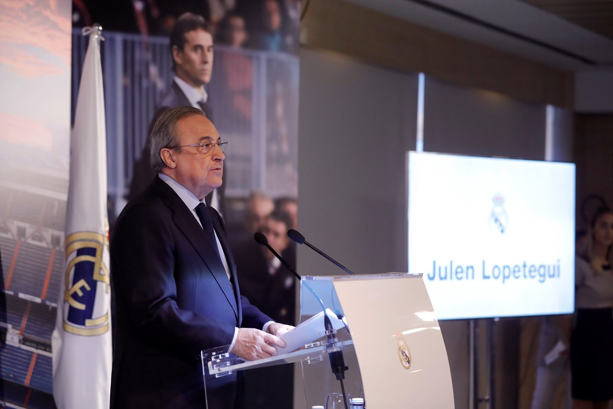 El presidente del Real Madrid, Florentino Pérez, durante su discurso en la presentación de Julen Lopetegui como entrenador del equipo merengue. (Foto Prensa Libre: EFE)