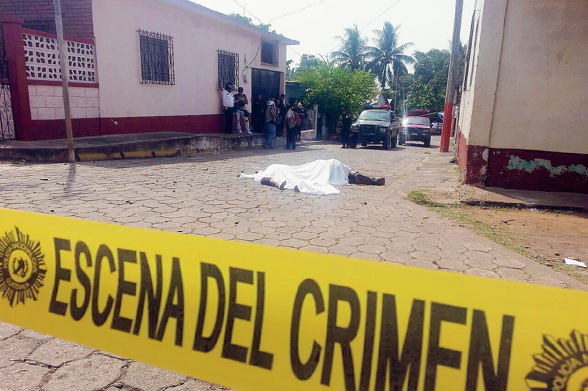 Jorge  Alberto  Villanueva, alias "el Mapa",  y Ruth Noemí Caguech Croket, murieron baleados en Champerico, Retalhuleu. (Foto Prensa Libre: Rolando Miranda)