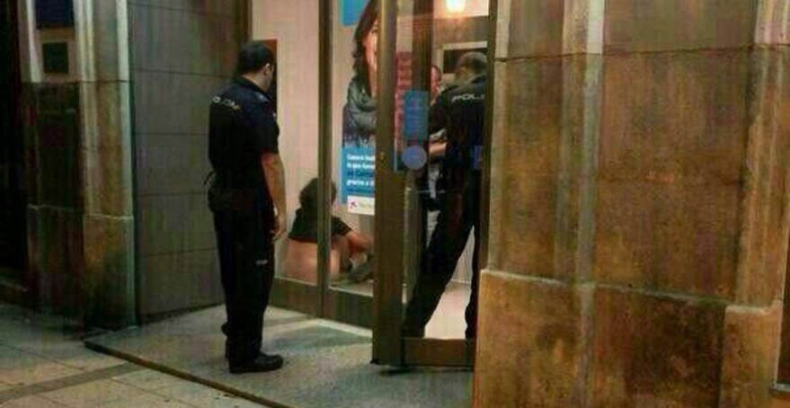 <em>A su llegada, los vigilantes encontraron a una pareja en pleno acto sexual. (Foto Prensa Libre: Twitter).</em>
