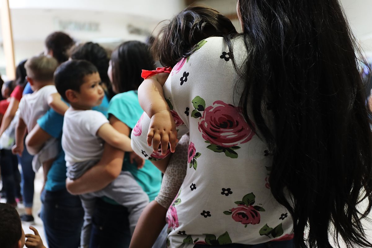 Madres con sus hijos abordan un bus luego de ser liberados de un centro de detención en McAllen. (Foto Prensa Libre: AFP)