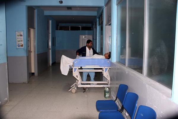 Jimmy Martínez Gómez fue herido de bala en la boca, en aldea San Miguel, Mataquescuintla, Jalapa. (Foto Prensa Libre, Hugo Oliva)<br _mce_bogus="1"/>