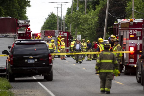 Equipos de rescate asisten a la escena del accidente mortal en Michigan.(AP).