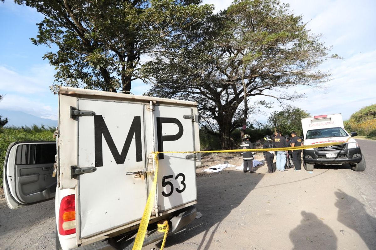 Las víctima de 17 y 20 años fueron localizadas en jurisdicción de Villa Canales, camino al Lago de Amatitlán. (Foto Prensa Libre: Erick Ávila)