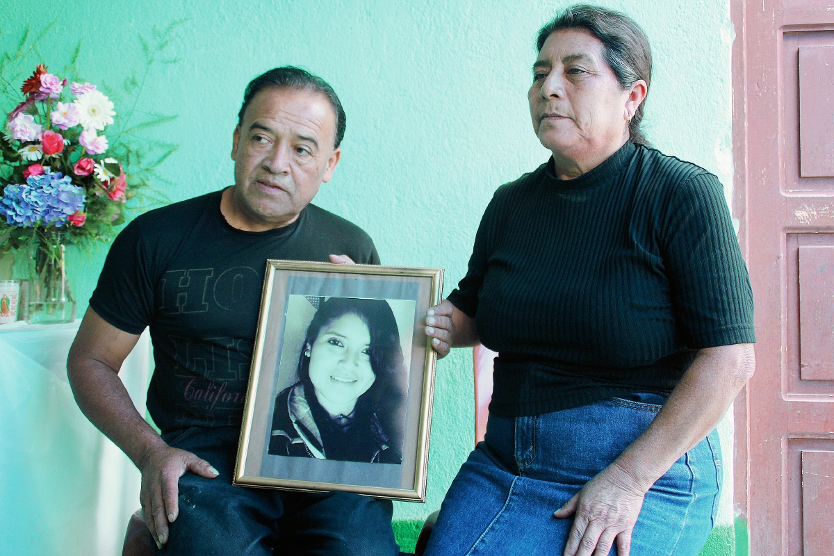 Los Padres de Rody Roxana Matías Vásquez no dan crédito de lo sucedido. (Foto Prensa Libre: Mike Castillo)