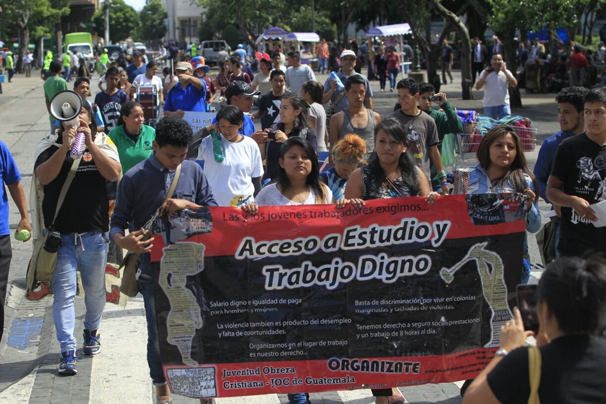 Jóvenes efectúan caminata para conmemorar el Día Internacional de la Juventud. (Foto Prensa Libre: Edwin Bercián)