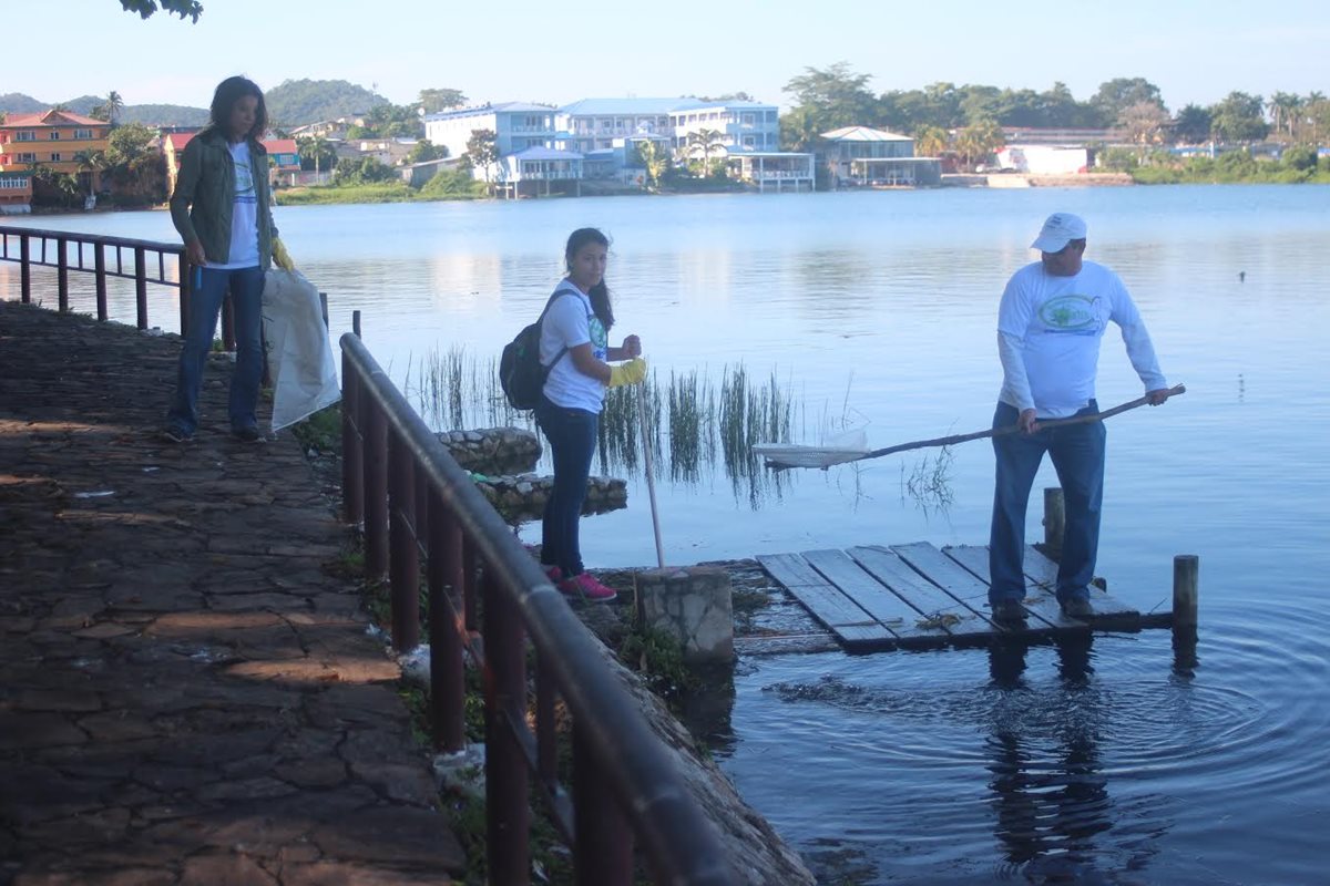 Limpieza se efectúa en playas de San Benito y Flores, Petén. (Foto Prensa Libre: Rigoberto Escobar)