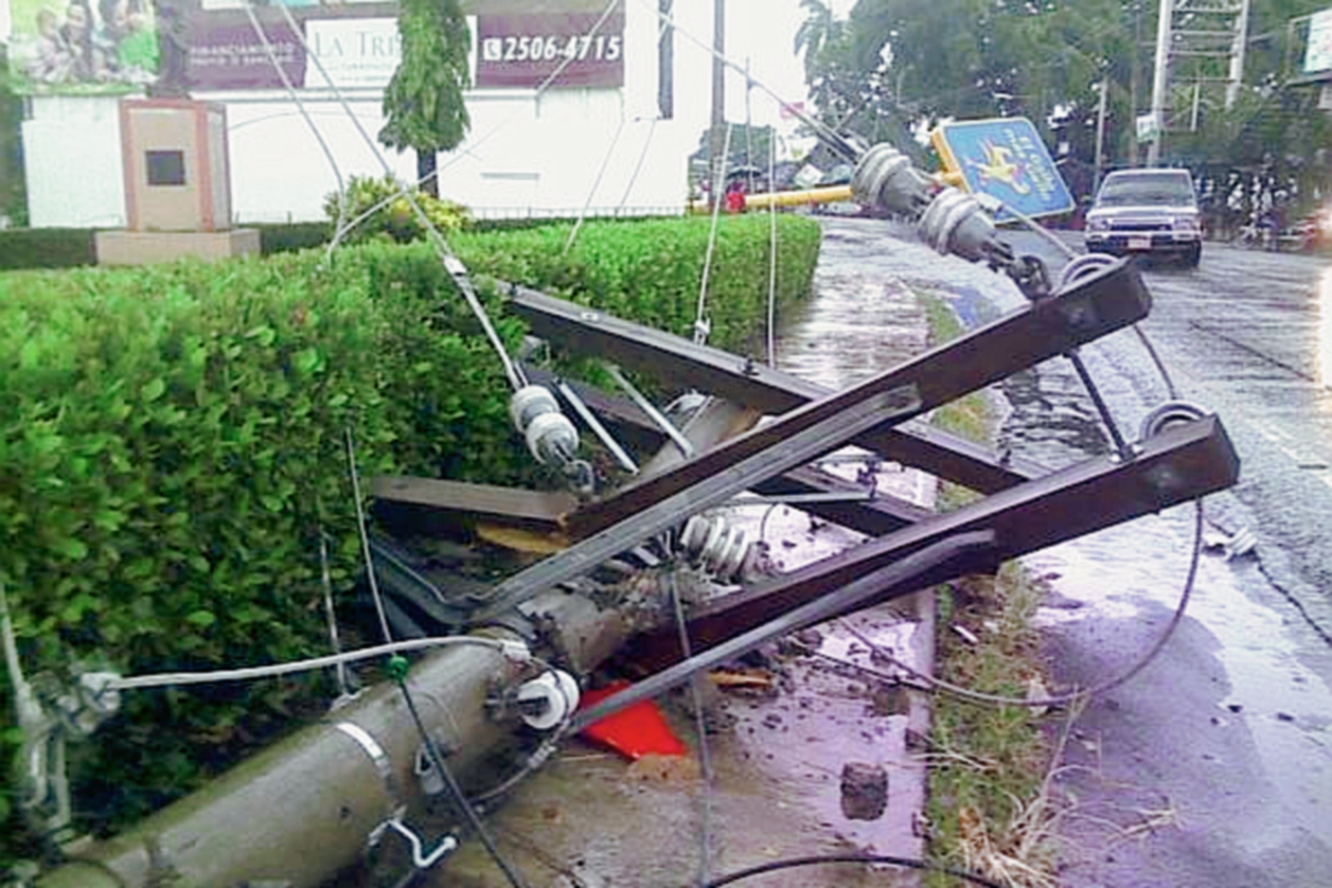 Uno de los poste derribados por el viento en la ciudad de Retalhuleu. (Foto Prensa Libre: Jorge Tizol)